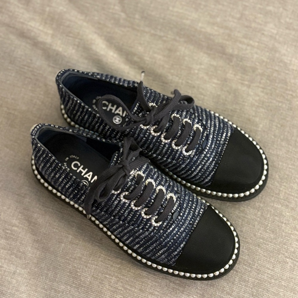 CHANEL Tweed Grosgrain Pearl Lace Up Sneakers 

Size 6/36.5 (basically new)